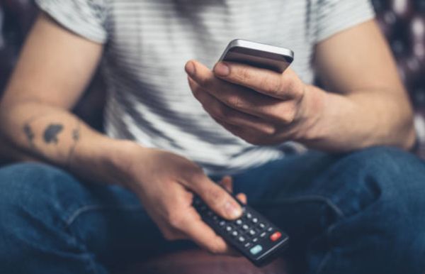 BAIXAR UM APLICATIVO PARA ESPELHAR O CELULAR NA TV